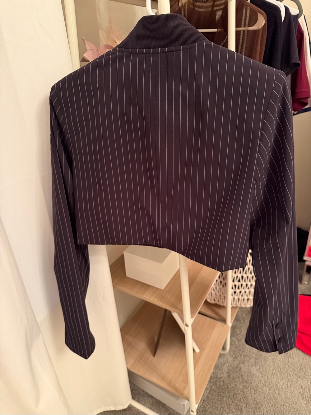 ALO Yoga Women's Main Character Pinstripe Cropped Jacket - Picture 4 of 4
